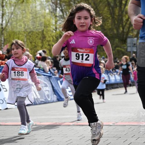 12.04.2026 - 45. Internationalen Wilhelmsburger Insellauf J. Mangold http://msf.ph/oto/9521123 12.04.2026 14:10:49 Ziel 910, 613, 789, 202, 709, 195, 912, 188, 430, 210, 701, 699, 703 meine-sportfotos.de