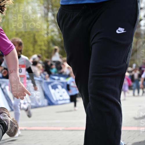 12.04.2026 - 45. Internationalen Wilhelmsburger Insellauf J. Mangold http://msf.ph/oto/9521129 12.04.2026 14:10:49 Ziel 910, 613, 789, 202, 709, 195, 912, 188, 430, 210, 701, 699, 703 meine-sportfotos.de