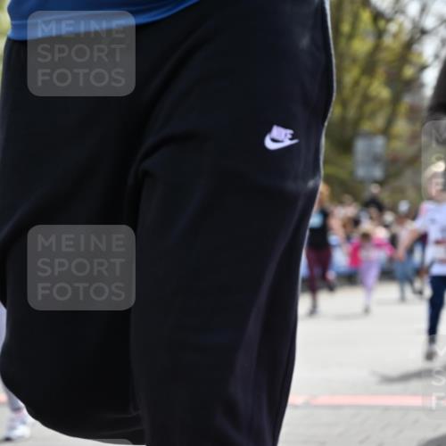 12.04.2026 - 45. Internationalen Wilhelmsburger Insellauf J. Mangold http://msf.ph/oto/9521131 12.04.2026 14:10:49 Ziel 910, 613, 789, 202, 709, 195, 912, 188, 430, 210, 701, 699, 703 meine-sportfotos.de
