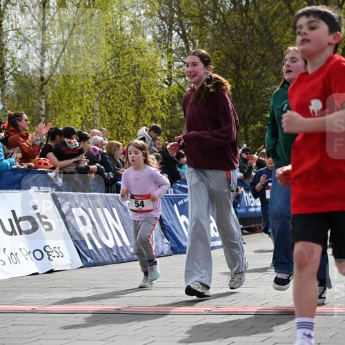 12.04.2026 - 45. Internationalen Wilhelmsburger Insellauf J. Mangold http://msf.ph/oto/9521141 12.04.2026 14:10:54 Ziel 701, 699, 703, 54, 147, 112, 643, 1514 meine-sportfotos.de