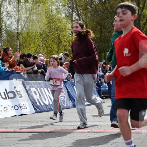 12.04.2026 - 45. Internationalen Wilhelmsburger Insellauf J. Mangold http://msf.ph/oto/9521142 12.04.2026 14:10:54 Ziel 701, 699, 703, 54, 147, 112, 643, 1514 meine-sportfotos.de