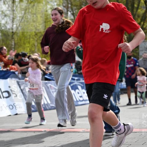 12.04.2026 - 45. Internationalen Wilhelmsburger Insellauf J. Mangold http://msf.ph/oto/9521145 12.04.2026 14:10:54 Ziel 701, 699, 703, 54, 147, 112, 643, 1514 meine-sportfotos.de