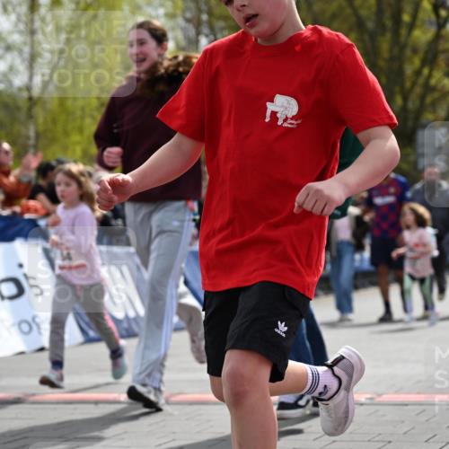 12.04.2026 - 45. Internationalen Wilhelmsburger Insellauf J. Mangold http://msf.ph/oto/9521146 12.04.2026 14:10:54 Ziel 701, 699, 703, 54, 147, 112, 643, 1514 meine-sportfotos.de