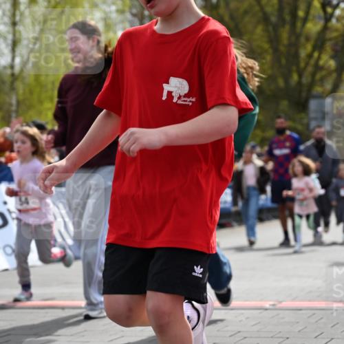 12.04.2026 - 45. Internationalen Wilhelmsburger Insellauf J. Mangold http://msf.ph/oto/9521147 12.04.2026 14:10:54 Ziel 701, 699, 703, 54, 147, 112, 643, 1514 meine-sportfotos.de