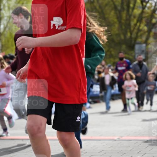 12.04.2026 - 45. Internationalen Wilhelmsburger Insellauf J. Mangold http://msf.ph/oto/9521148 12.04.2026 14:10:54 Ziel 701, 699, 703, 54, 147, 112, 643, 1514 meine-sportfotos.de