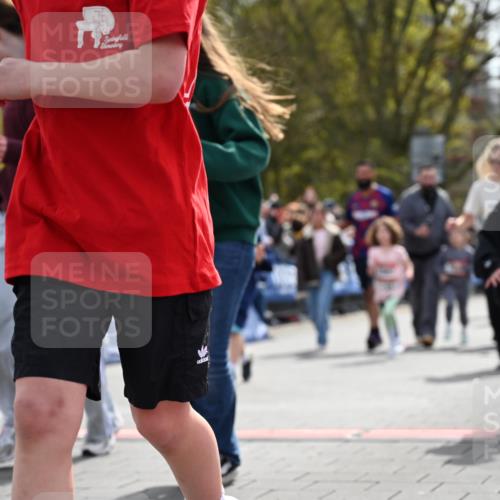 12.04.2026 - 45. Internationalen Wilhelmsburger Insellauf J. Mangold http://msf.ph/oto/9521149 12.04.2026 14:10:54 Ziel 701, 699, 703, 54, 147, 112, 643, 1514 meine-sportfotos.de