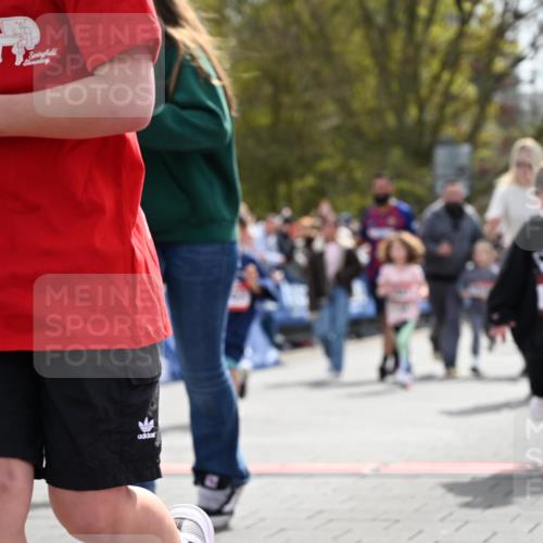 12.04.2026 - 45. Internationalen Wilhelmsburger Insellauf J. Mangold http://msf.ph/oto/9521150 12.04.2026 14:10:54 Ziel 701, 699, 703, 54, 147, 112, 643, 1514 meine-sportfotos.de