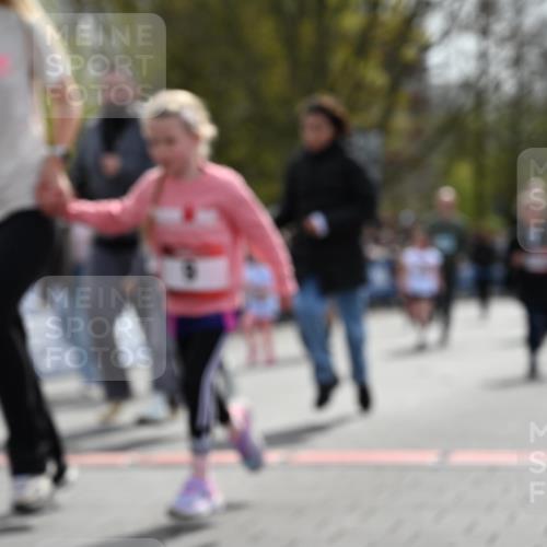 12.04.2026 - 45. Internationalen Wilhelmsburger Insellauf J. Mangold http://msf.ph/oto/9521162 12.04.2026 14:10:57 Ziel 54, 147, 112, 643, 1514, 1526, 700, 707 meine-sportfotos.de