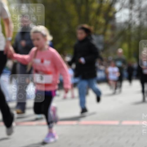 12.04.2026 - 45. Internationalen Wilhelmsburger Insellauf J. Mangold http://msf.ph/oto/9521163 12.04.2026 14:10:57 Ziel 54, 147, 112, 643, 1514, 1526, 700, 707 meine-sportfotos.de