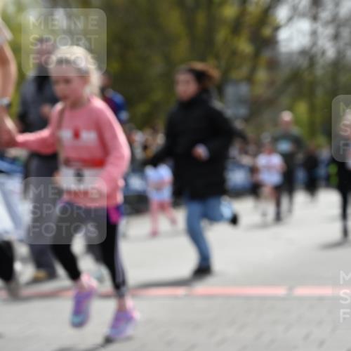 12.04.2026 - 45. Internationalen Wilhelmsburger Insellauf J. Mangold http://msf.ph/oto/9521164 12.04.2026 14:10:57 Ziel 54, 147, 112, 643, 1514, 1526, 700, 707 meine-sportfotos.de