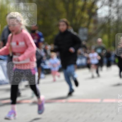 12.04.2026 - 45. Internationalen Wilhelmsburger Insellauf J. Mangold http://msf.ph/oto/9521165 12.04.2026 14:10:57 Ziel 54, 147, 112, 643, 1514, 1526, 700, 707 meine-sportfotos.de