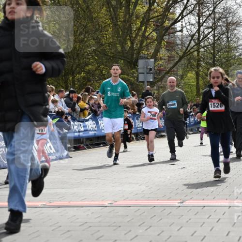 12.04.2026 - 45. Internationalen Wilhelmsburger Insellauf J. Mangold http://msf.ph/oto/9521169 12.04.2026 14:10:58 Ziel 54, 147, 112, 643, 1514, 1526, 700, 707, 727, 57, 728 meine-sportfotos.de