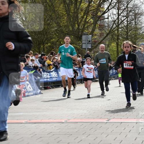 12.04.2026 - 45. Internationalen Wilhelmsburger Insellauf J. Mangold http://msf.ph/oto/9521170 12.04.2026 14:10:58 Ziel 54, 147, 112, 643, 1514, 1526, 700, 707, 727, 57, 728 meine-sportfotos.de
