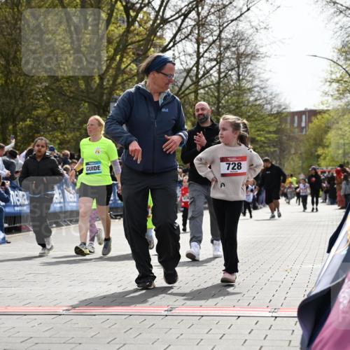 12.04.2026 - 45. Internationalen Wilhelmsburger Insellauf J. Mangold http://msf.ph/oto/9521188 12.04.2026 14:11:01 Ziel 1514, 1526, 700, 707, 727, 57, 728, 584, 568 meine-sportfotos.de