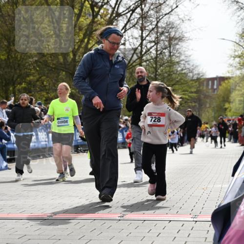 12.04.2026 - 45. Internationalen Wilhelmsburger Insellauf J. Mangold http://msf.ph/oto/9521190 12.04.2026 14:11:02 Ziel 1526, 700, 707, 727, 57, 728, 584, 568 meine-sportfotos.de