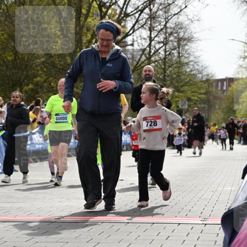 12.04.2026 - 45. Internationalen Wilhelmsburger Insellauf J. Mangold http://msf.ph/oto/9521193 12.04.2026 14:11:02 Ziel 1526, 700, 707, 727, 57, 728, 584, 568 meine-sportfotos.de