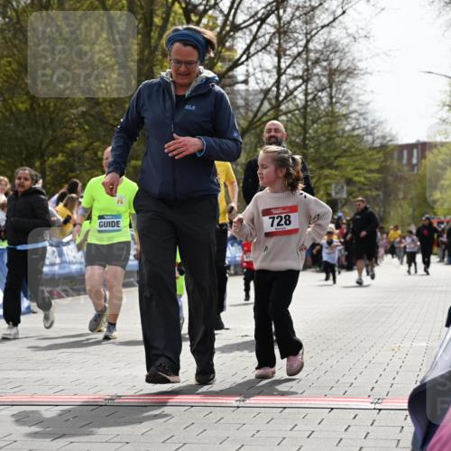 12.04.2026 - 45. Internationalen Wilhelmsburger Insellauf J. Mangold http://msf.ph/oto/9521194 12.04.2026 14:11:02 Ziel 1526, 700, 707, 727, 57, 728, 584, 568 meine-sportfotos.de