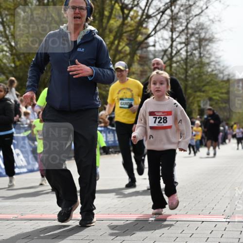 12.04.2026 - 45. Internationalen Wilhelmsburger Insellauf J. Mangold http://msf.ph/oto/9521199 12.04.2026 14:11:02 Ziel 1526, 700, 707, 727, 57, 728, 584, 568 meine-sportfotos.de