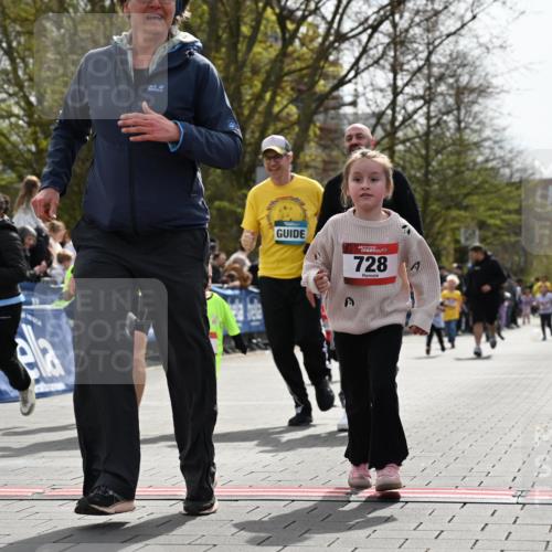12.04.2026 - 45. Internationalen Wilhelmsburger Insellauf J. Mangold http://msf.ph/oto/9521200 12.04.2026 14:11:03 Ziel 1526, 700, 707, 727, 57, 728, 584, 568, 914 meine-sportfotos.de