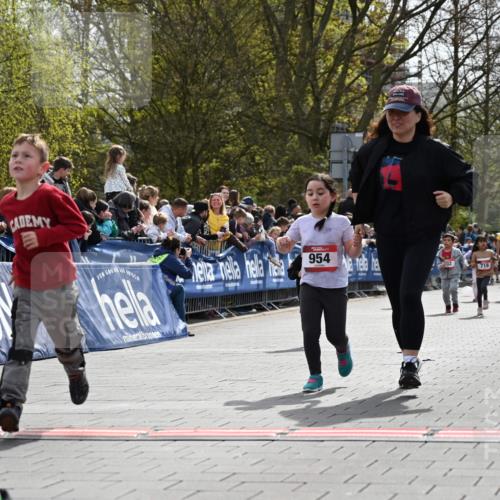 12.04.2026 - 45. Internationalen Wilhelmsburger Insellauf J. Mangold http://msf.ph/oto/9521235 12.04.2026 14:11:13 Ziel 178, 630, 43, 954, 922 meine-sportfotos.de