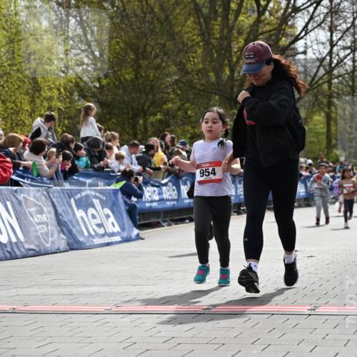 12.04.2026 - 45. Internationalen Wilhelmsburger Insellauf J. Mangold http://msf.ph/oto/9521240 12.04.2026 14:11:14 Ziel 630, 43, 954, 922, 718 meine-sportfotos.de