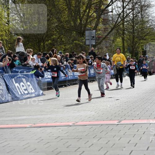 12.04.2026 - 45. Internationalen Wilhelmsburger Insellauf J. Mangold http://msf.ph/oto/9521245 12.04.2026 14:11:17 Ziel 954, 922, 718, 962, 702, 655 meine-sportfotos.de