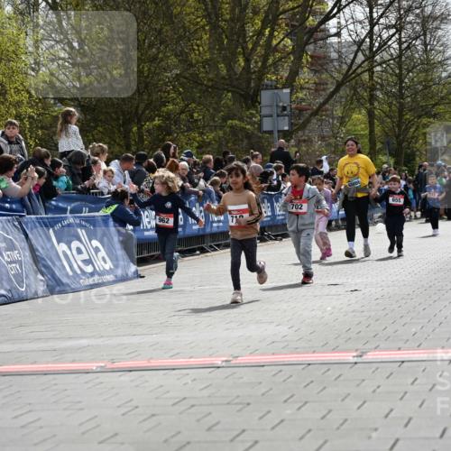 12.04.2026 - 45. Internationalen Wilhelmsburger Insellauf J. Mangold http://msf.ph/oto/9521246 12.04.2026 14:11:17 Ziel 954, 922, 718, 962, 702, 655 meine-sportfotos.de