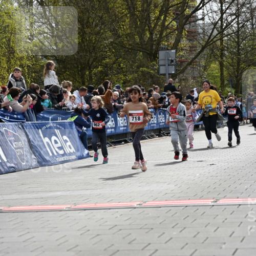 12.04.2026 - 45. Internationalen Wilhelmsburger Insellauf J. Mangold http://msf.ph/oto/9521248 12.04.2026 14:11:17 Ziel 954, 922, 718, 962, 702, 655 meine-sportfotos.de
