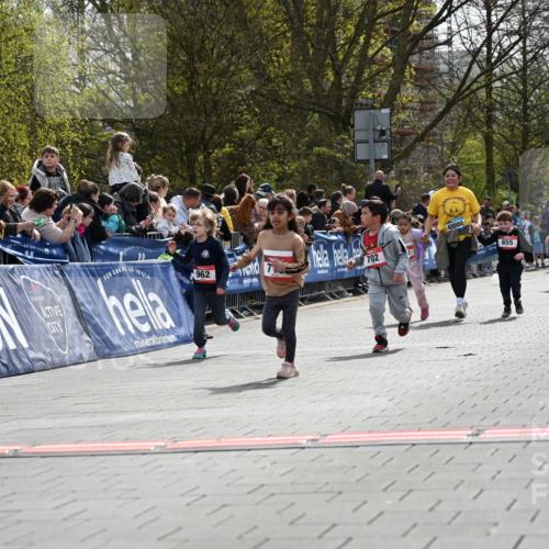 12.04.2026 - 45. Internationalen Wilhelmsburger Insellauf J. Mangold http://msf.ph/oto/9521250 12.04.2026 14:11:17 Ziel 954, 922, 718, 962, 702, 655 meine-sportfotos.de