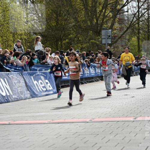 12.04.2026 - 45. Internationalen Wilhelmsburger Insellauf J. Mangold http://msf.ph/oto/9521252 12.04.2026 14:11:17 Ziel 954, 922, 718, 962, 702, 655 meine-sportfotos.de