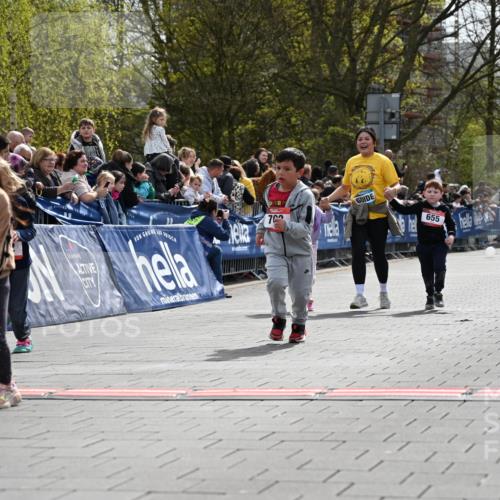 12.04.2026 - 45. Internationalen Wilhelmsburger Insellauf J. Mangold http://msf.ph/oto/9521257 12.04.2026 14:11:19 Ziel 922, 718, 962, 702, 655, 783 meine-sportfotos.de