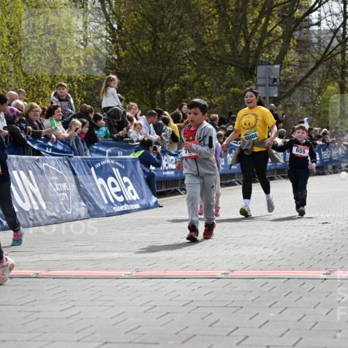 12.04.2026 - 45. Internationalen Wilhelmsburger Insellauf J. Mangold http://msf.ph/oto/9521258 12.04.2026 14:11:19 Ziel 922, 718, 962, 702, 655, 783 meine-sportfotos.de