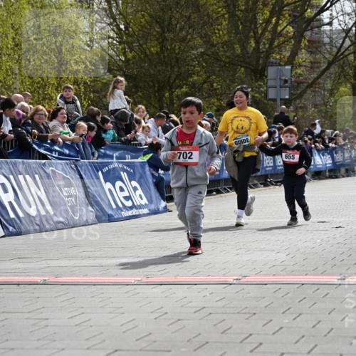 12.04.2026 - 45. Internationalen Wilhelmsburger Insellauf J. Mangold http://msf.ph/oto/9521263 12.04.2026 14:11:19 Ziel 922, 718, 962, 702, 655, 783 meine-sportfotos.de