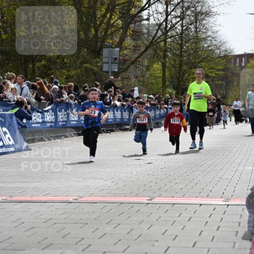 12.04.2026 - 45. Internationalen Wilhelmsburger Insellauf J. Mangold http://msf.ph/oto/9521270 12.04.2026 14:11:24 Ziel 702, 655, 783, 773, 1527, 1515 meine-sportfotos.de