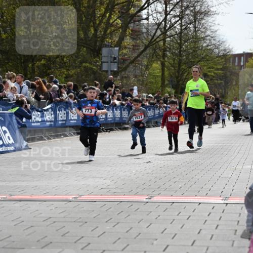 12.04.2026 - 45. Internationalen Wilhelmsburger Insellauf J. Mangold http://msf.ph/oto/9521271 12.04.2026 14:11:24 Ziel 702, 655, 783, 773, 1527, 1515 meine-sportfotos.de