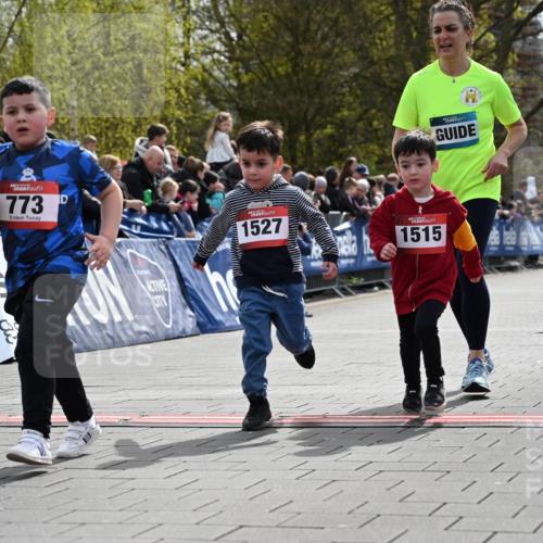 12.04.2026 - 45. Internationalen Wilhelmsburger Insellauf J. Mangold http://msf.ph/oto/9521293 12.04.2026 14:11:28 Ziel 773, 1527, 1515 meine-sportfotos.de