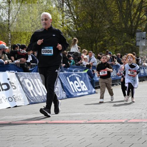 12.04.2026 - 45. Internationalen Wilhelmsburger Insellauf J. Mangold http://msf.ph/oto/9521295 12.04.2026 14:11:34 Ziel 185, 193, 179 meine-sportfotos.de