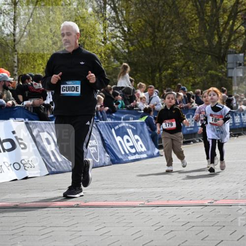 12.04.2026 - 45. Internationalen Wilhelmsburger Insellauf J. Mangold http://msf.ph/oto/9521296 12.04.2026 14:11:34 Ziel 185, 193, 179 meine-sportfotos.de