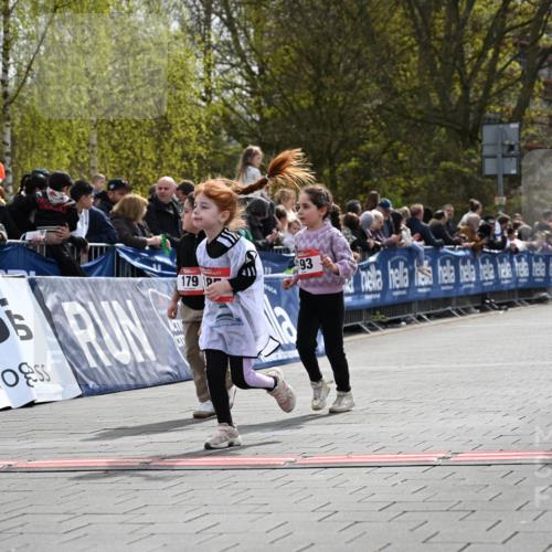 12.04.2026 - 45. Internationalen Wilhelmsburger Insellauf J. Mangold http://msf.ph/oto/9521305 12.04.2026 14:11:36 Ziel 185, 193, 179 meine-sportfotos.de