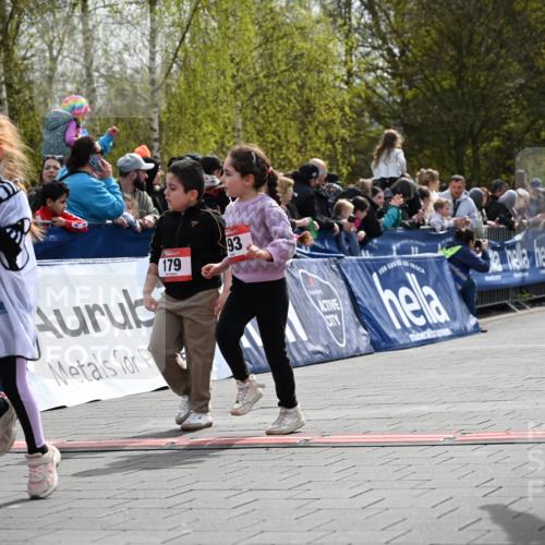 12.04.2026 - 45. Internationalen Wilhelmsburger Insellauf J. Mangold http://msf.ph/oto/9521320 12.04.2026 14:11:37 Ziel 185, 193, 179 meine-sportfotos.de