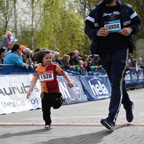12.04.2026 - 45. Internationalen Wilhelmsburger Insellauf J. Mangold http://msf.ph/oto/9521327 12.04.2026 14:11:46 Ziel 1528, 213 meine-sportfotos.de