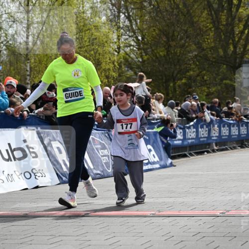 12.04.2026 - 45. Internationalen Wilhelmsburger Insellauf J. Mangold http://msf.ph/oto/9521350 12.04.2026 14:11:51 Ziel 213, 177, 1070 meine-sportfotos.de
