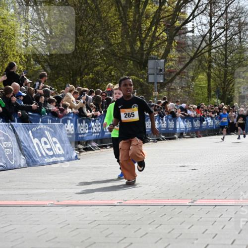 12.04.2026 - 45. Internationalen Wilhelmsburger Insellauf J. Mangold http://msf.ph/oto/9521426 12.04.2026 14:19:33 Ziel 941, 265, 87, 1614 meine-sportfotos.de