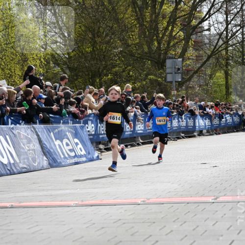 12.04.2026 - 45. Internationalen Wilhelmsburger Insellauf J. Mangold http://msf.ph/oto/9521444 12.04.2026 14:19:37 Ziel 265, 87, 1614, 1613 meine-sportfotos.de