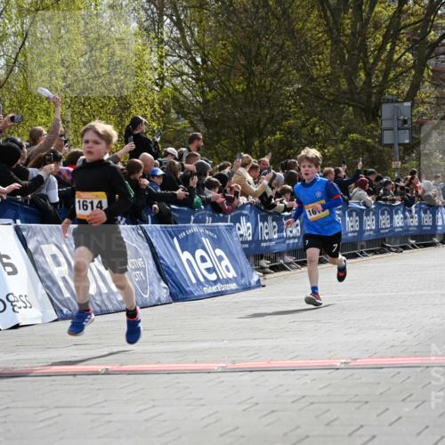 12.04.2026 - 45. Internationalen Wilhelmsburger Insellauf J. Mangold http://msf.ph/oto/9521454 12.04.2026 14:19:37 Ziel 265, 87, 1614, 1613 meine-sportfotos.de