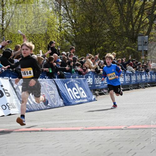 12.04.2026 - 45. Internationalen Wilhelmsburger Insellauf J. Mangold http://msf.ph/oto/9521455 12.04.2026 14:19:38 Ziel 1614, 1613, 950 meine-sportfotos.de