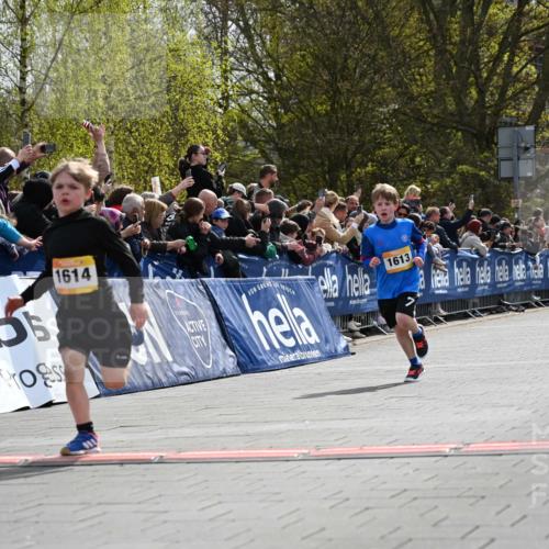12.04.2026 - 45. Internationalen Wilhelmsburger Insellauf J. Mangold http://msf.ph/oto/9521456 12.04.2026 14:19:38 Ziel 1614, 1613, 950 meine-sportfotos.de