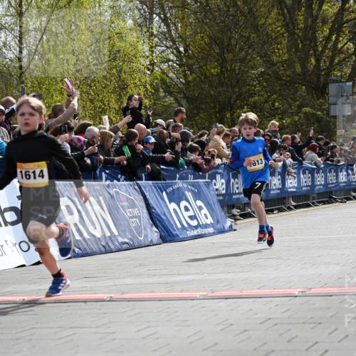 12.04.2026 - 45. Internationalen Wilhelmsburger Insellauf J. Mangold http://msf.ph/oto/9521457 12.04.2026 14:19:38 Ziel 1614, 1613, 950 meine-sportfotos.de