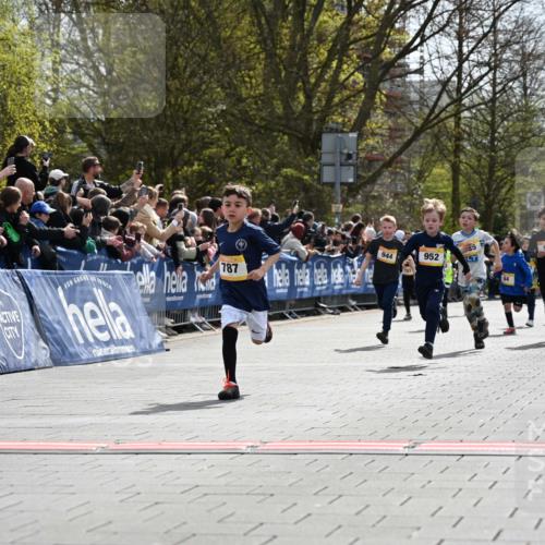 12.04.2026 - 45. Internationalen Wilhelmsburger Insellauf J. Mangold http://msf.ph/oto/9521485 12.04.2026 14:19:50 Ziel 787, 952, 1604, 985, 944, 64, 96, 579 meine-sportfotos.de