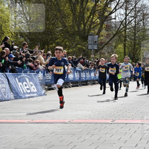 12.04.2026 - 45. Internationalen Wilhelmsburger Insellauf J. Mangold http://msf.ph/oto/9521487 12.04.2026 14:19:51 Ziel 787, 952, 1604, 985, 944, 64, 96, 579, 740 meine-sportfotos.de